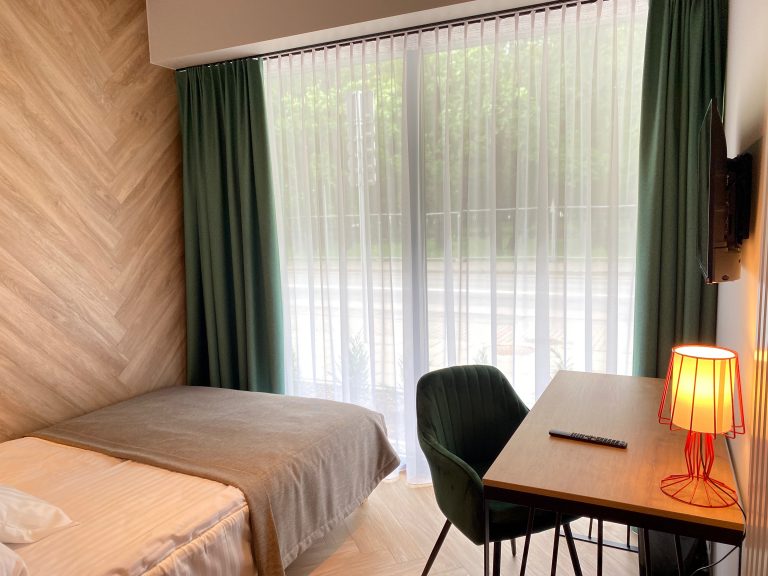 mažas dvivietis kambarys viešbutyje