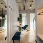 Dvivietis kambarys su dviaukšte lova ir moderniu interjeru