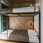 dviaukštė lova apartamentuose