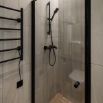 dušo kabina ir veikiantis radiatorius